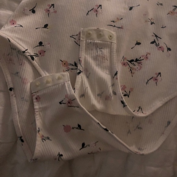 BNWT H&M ribbed body suit cream/flowers - sz S - Picture 5 of 7